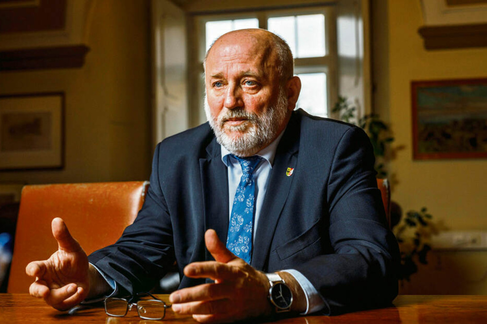 Noch-OB Siegfried Deinege (64, parteilos).