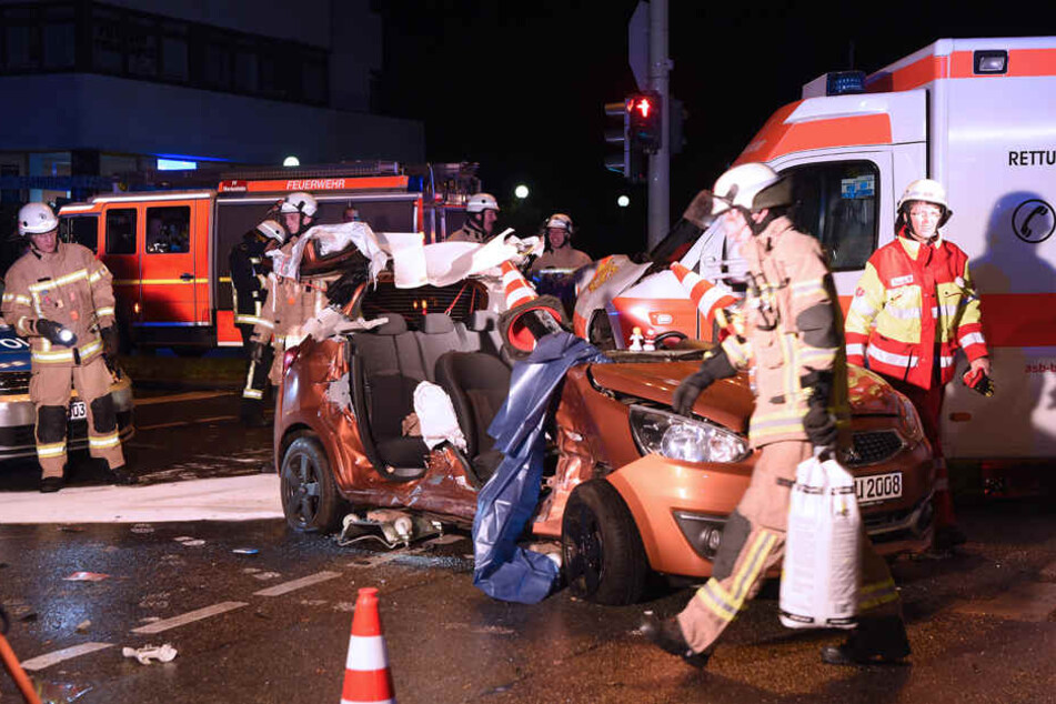 Feuerwehrleute entfernte das Dach des involvierten Mitsubishis.