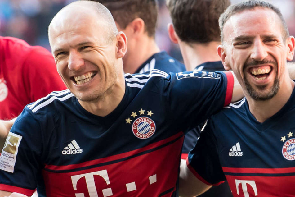 Franck Ribéry (r.) bleibt dem FC Bayern München wohl erhalten.