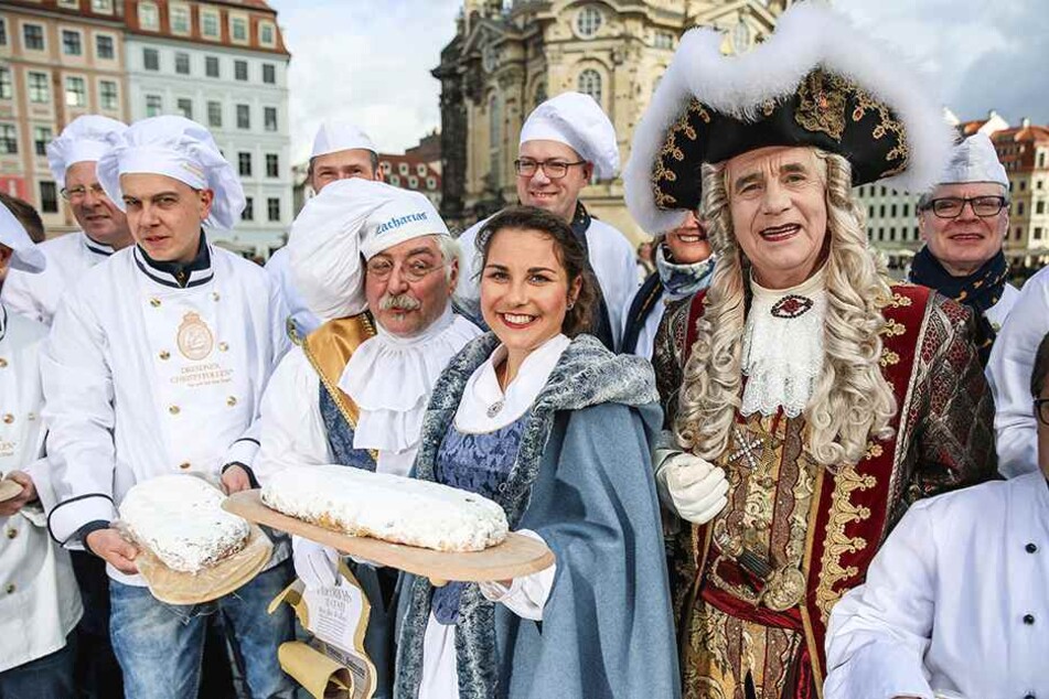 Ran an den Striezel:
Stollenmädchen Hanna Haubold (M.) mit Bäckern, Würdenträgern und Eminenzen auf
dem Neumarkt.