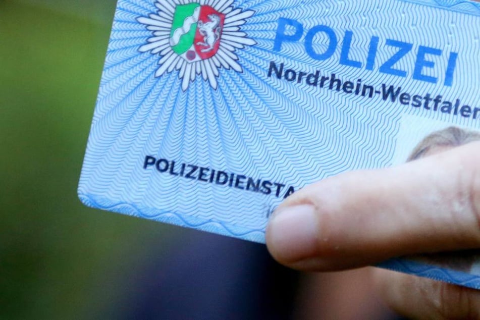 Die Täter zeigen gefälschte Dienstausweise und traten in einem Fall sogar in Uniform auf.
