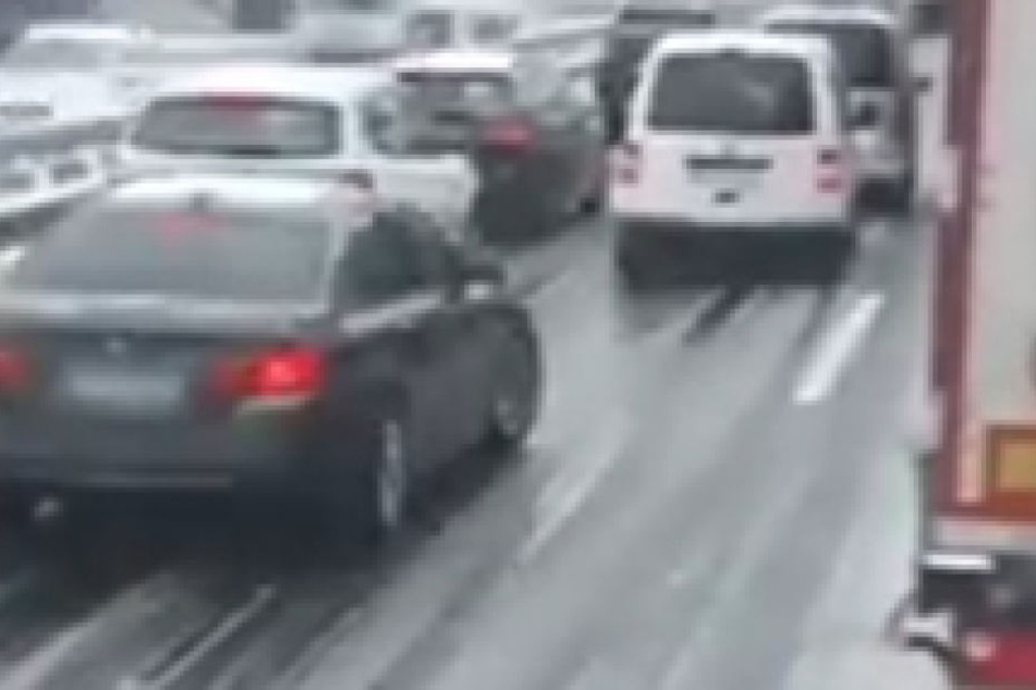 Nicht nur ein Verkehrsteilnehmer schient nicht zu wissen, dass die Rettungsgasse nicht genutzt werden darf.