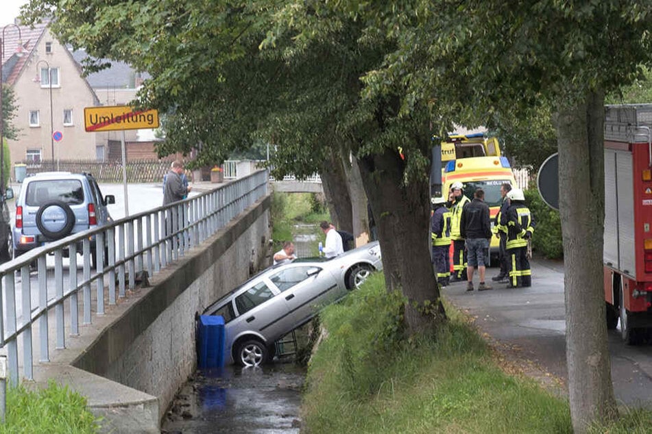 Unglaublich! Die Fahrerin dieses Autos landete beim Ausparken im Bach.