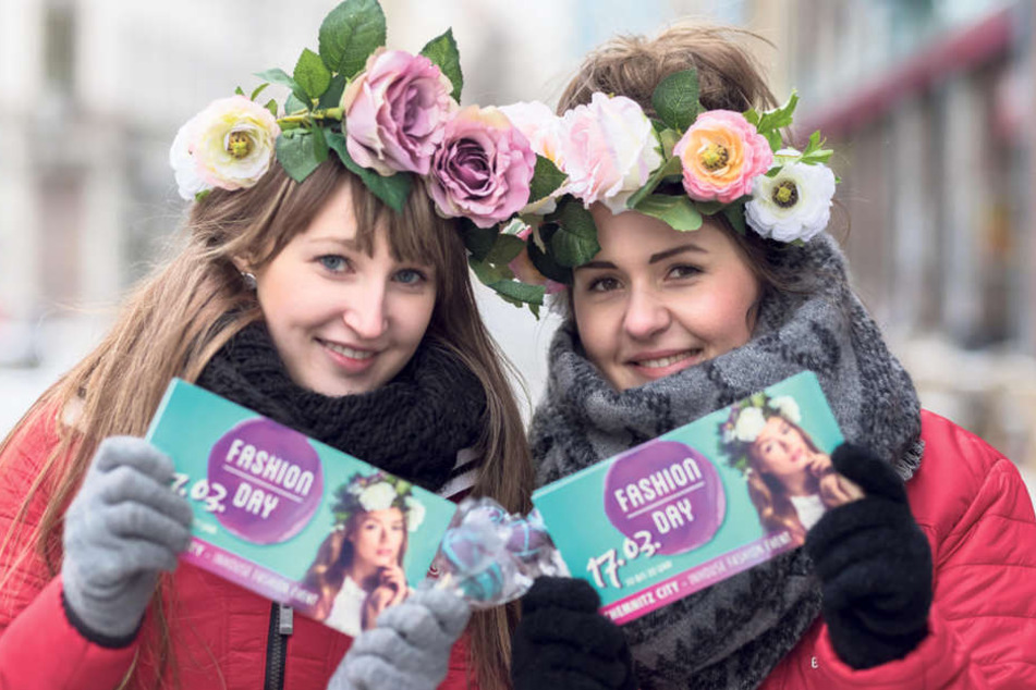 Die Models Lisa (18, l.) und Michelle (22) machten in der City Werbung für den "Fashionday".