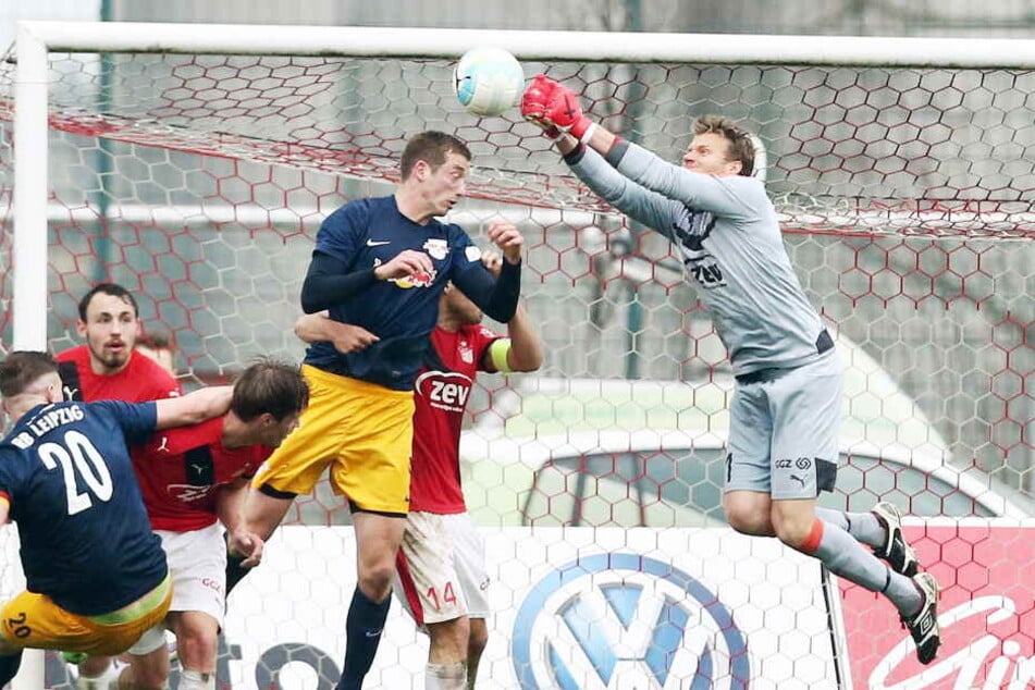 Zwickaus Torhüter Marian Unger faustet den Ball am 17.04.2016 vor dem Leipziger Henrik Ernst aus der Gefahrenzone.