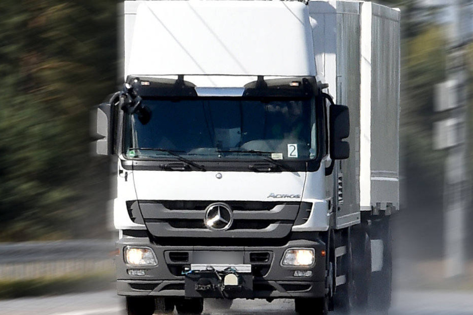 Vermutlich war die Feststellbremse des Lkw nicht angezogen. (Symbolbild)