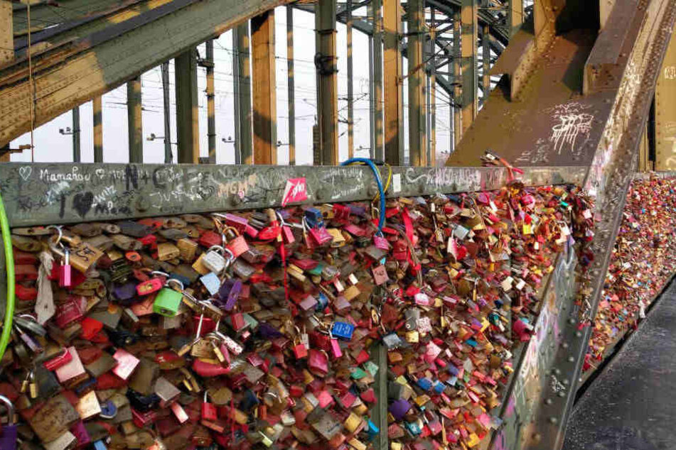 Beliebter Liebes-Beweis an der Hohenzollernbrücke: Bunte Vorhängeschlösser.