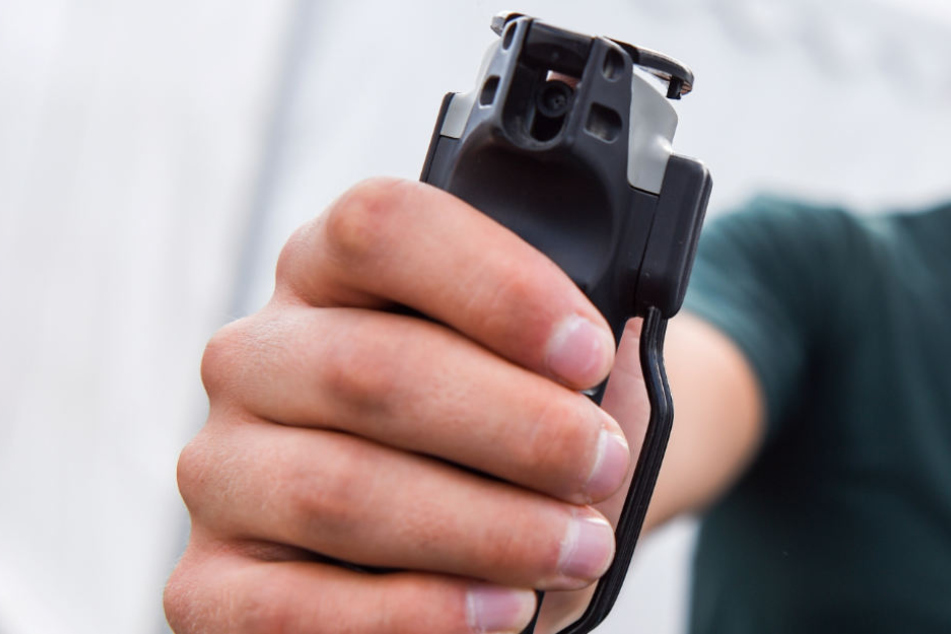 Bevor der Mann mitgerissen wurde, setzte es noch eine Pfefferspray-Attacke. (Symbolfoto).