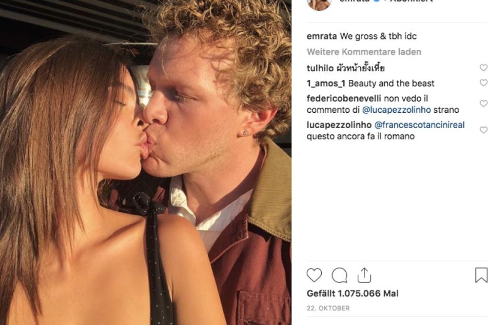 Schauspieler Sebastian Bear Mcclard ist der Glückliche, der Emily ganz ohne knappe Bikinis sehen darf.