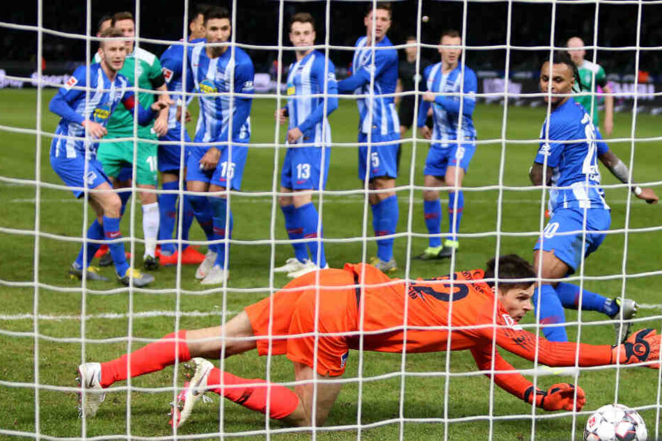 Claudio Pizarros Freistoß landet im Tor.