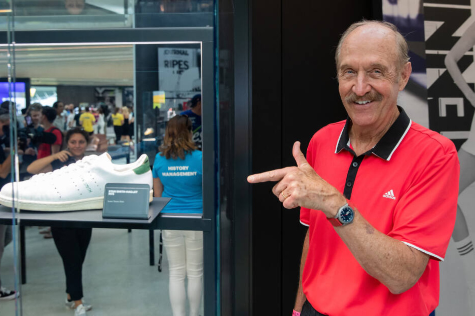 Der frühere Tennis-Star Stan Smith (72) steht beim Sportartikelhersteller adidas in einer Geschichtsausstellung zu der Marke neben seinem gleichnamigen Schuhmodel - der Stan Smith.