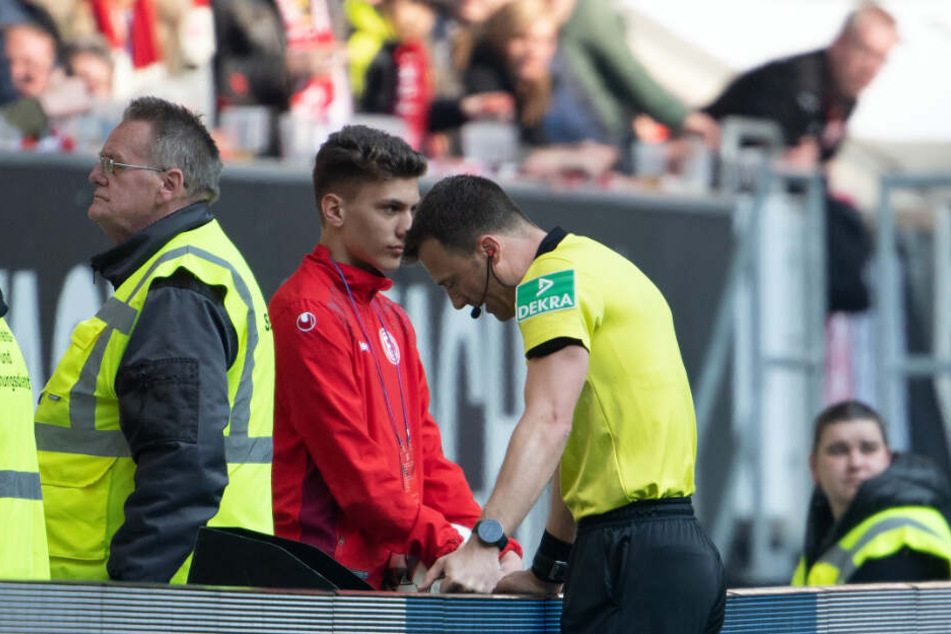 Fortuna Düsseldorf gegen FC Bayern: Felix Zwayer schaut auf den Bildschirm für den Videobeweis und entscheidet anschließend auf Elfmeter.