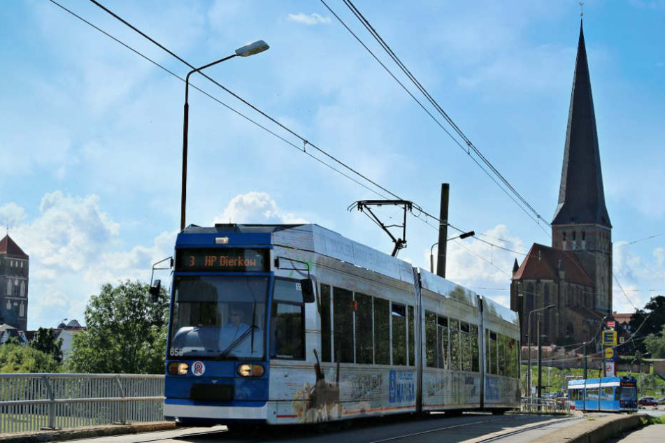 Ein Mitreisender bemerkt den Jungen in der Straßenbahn und alarmierte die Polizei.