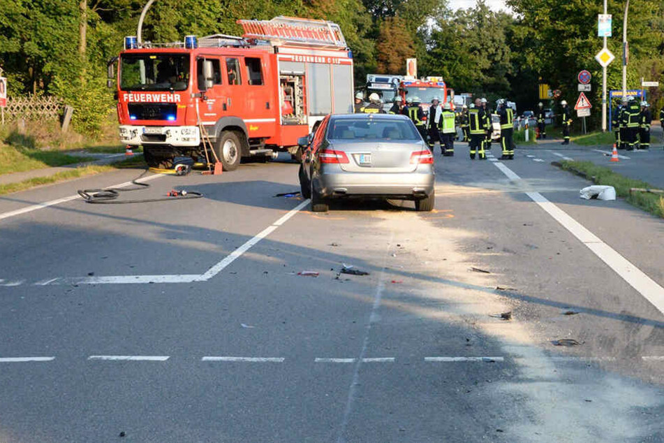 Der Mercedes schob den Suzuki komplett über die Kreuzung.