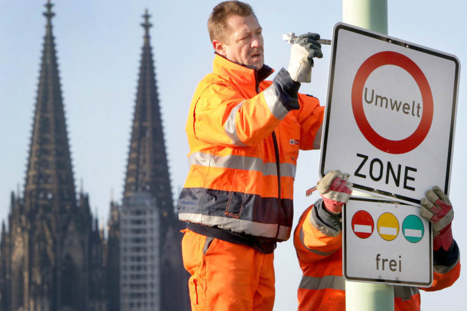 Verkehrsschild weist auf eine Umweltzone in der Kölner Innenstadt hin.