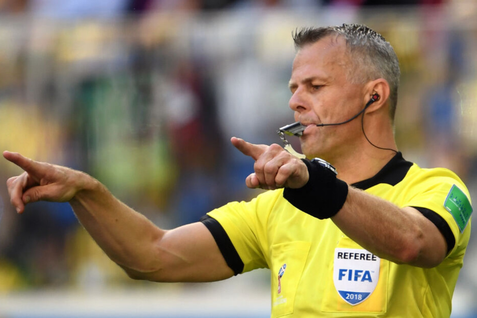 WM 2018: Schiedsrichter Björn Kuipers zeigt mit der beidhändigen Geste an, dass er seine Einschätzung der Spielszene noch einmal ansehen möchte.