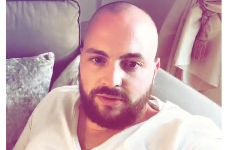 Deutlich mitgenommen berichtet Energy-Sachsen-Moderator Julian Mengler (31) seinen Instagram-Followern von dem traurigen Rückflug aus dem Urlaub.