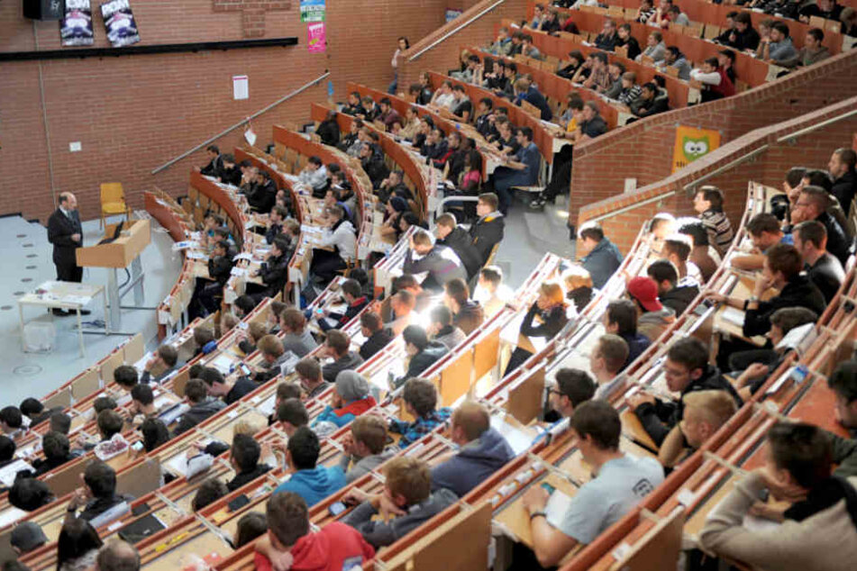 Die Zahl der neu abgeschlossenen Verträge für einen Studienkredit ist zwischen 2014 und 2017 um rund ein Drittel von 59.000 auf 41.000 gesunken. (Symbolbild)