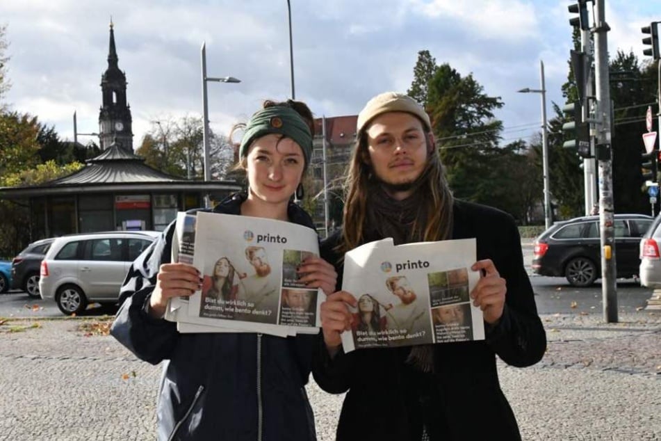 Helfer verteilen in Dresden am Albertplatz die kostenlose Böhmermann-Zeitung.