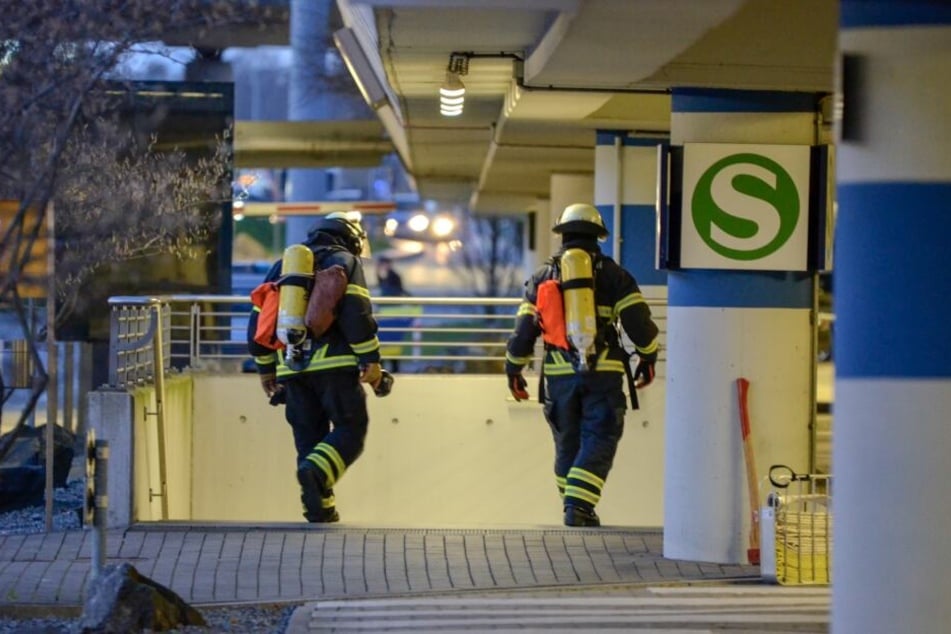 Die Feuerwehr ist speziell ausgerüstet am Flughafen Hamburg vor Ort.