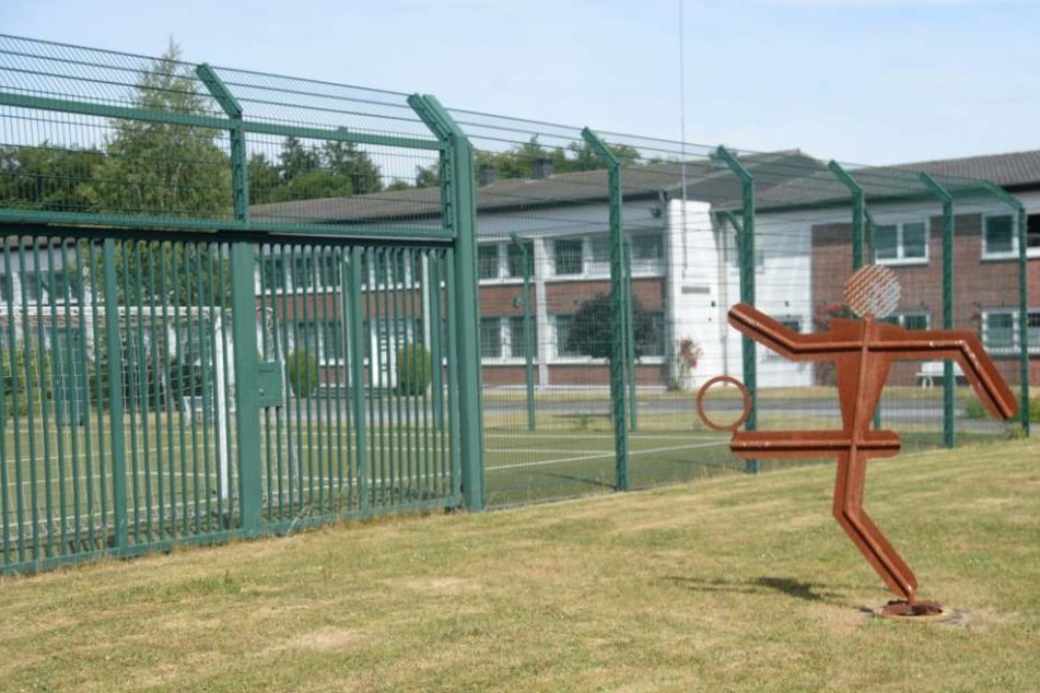 Die Abschiebehaftanstalt in Büren: Die Häftlinge sollen hier einfach über ein Gebäude geklettert sein.