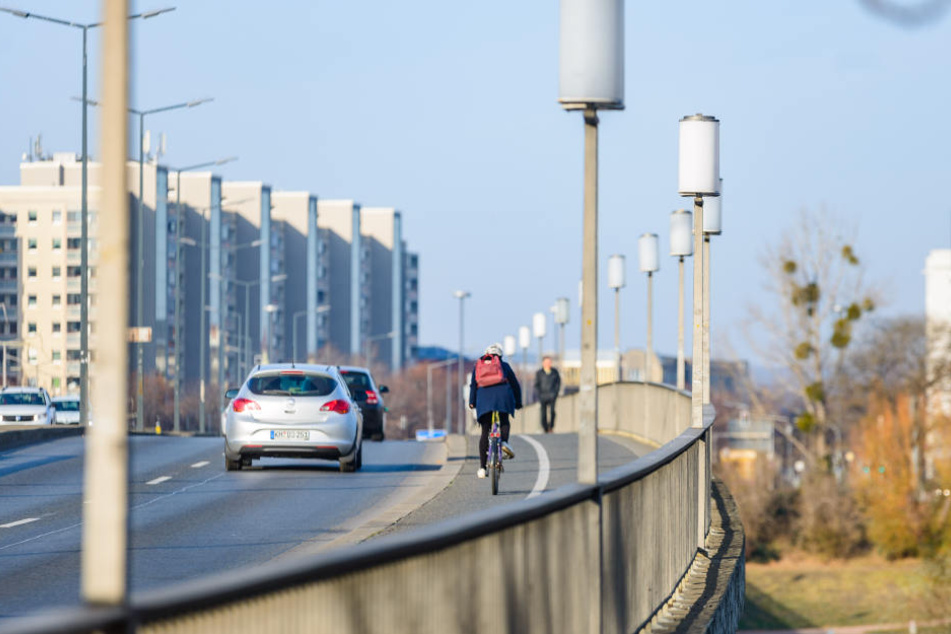 Der Radweg über die Brücke ist aus Sicht von Linken, Grünen und SPD viel zu klein.