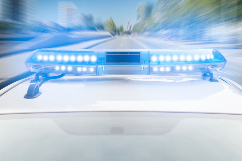 Die Beamten nahmen sofort die Verfolgung auf, als der Opel-Fahrer plötzlich Gas gibt und davonrauscht.