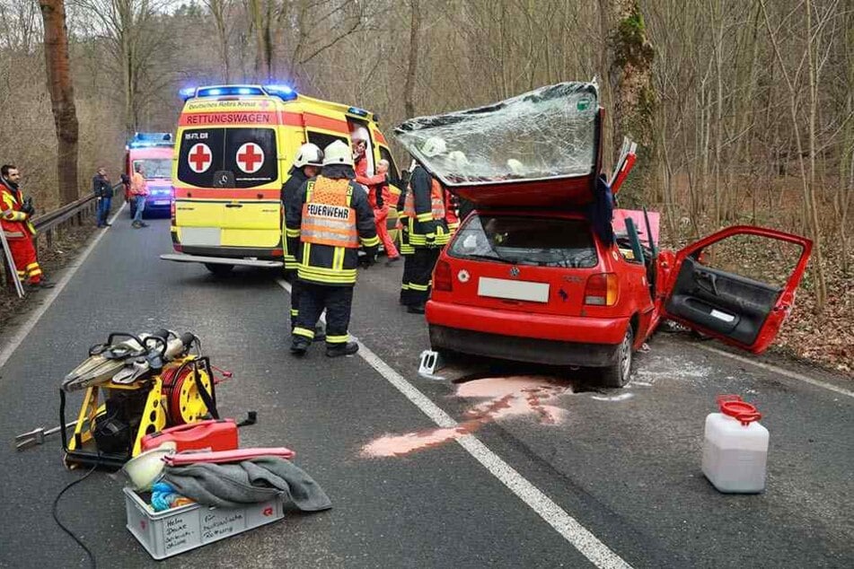 Kurz nach dem Ortsausgang Tharandt verlor der VW-Fahrer in einer
Kurve die Kontrolle über sein Fahrzeug und prallte frontal gegen einen Baum.