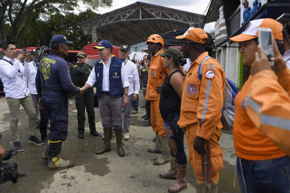 Der kolumbianische Präsident Juan Manuel Santos besuchte die Helfer im Katastrophen-Ort Corinto.