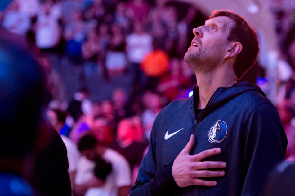 Nowitzki kommen bei der Hymne vor seinem letzten Spiel die Tränen.