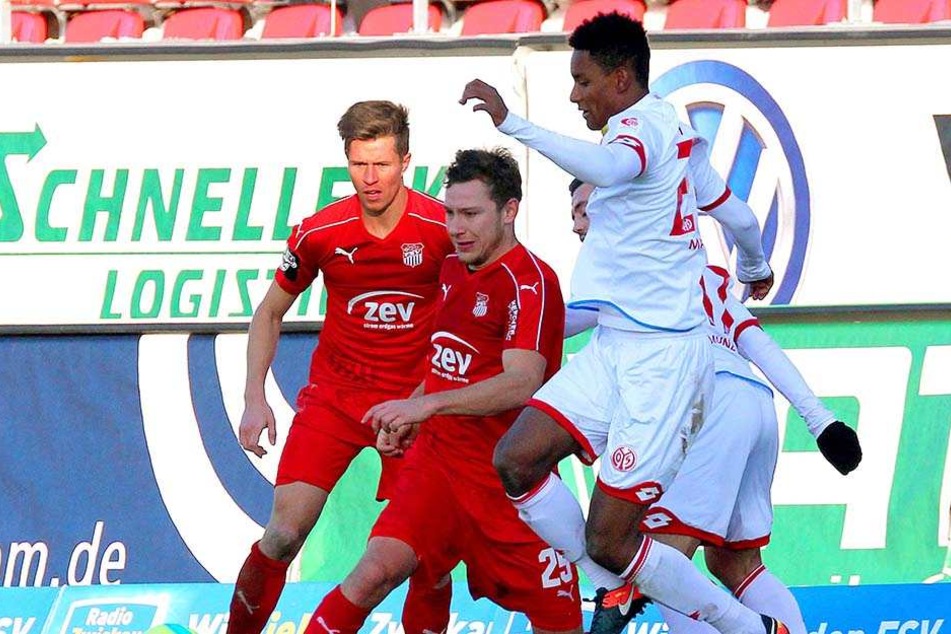 Weg mit dem Ball! Robert Koch (2.v.l.) klärte resolut gegen Mainzer. Links: Christoph Göbel.