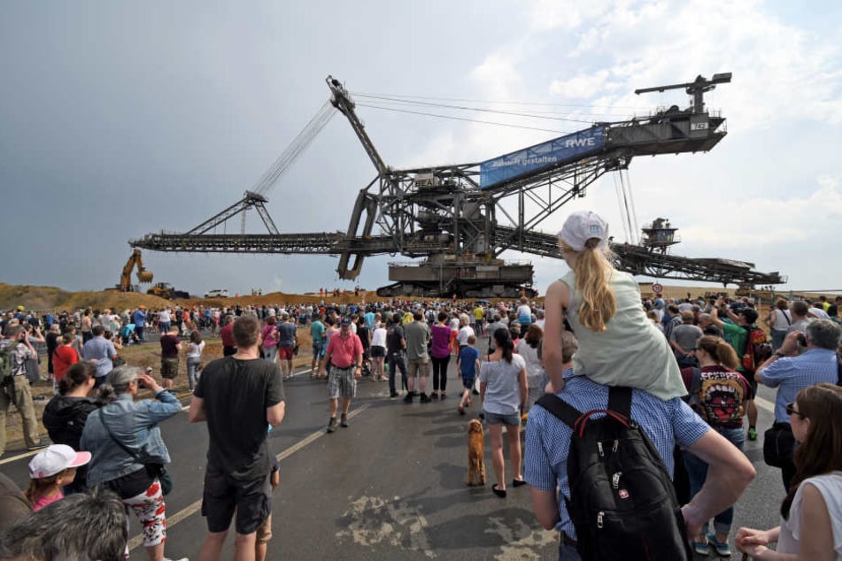 Zuschauer verfolgten die langsame Fahrt des RWE-Absetzers.