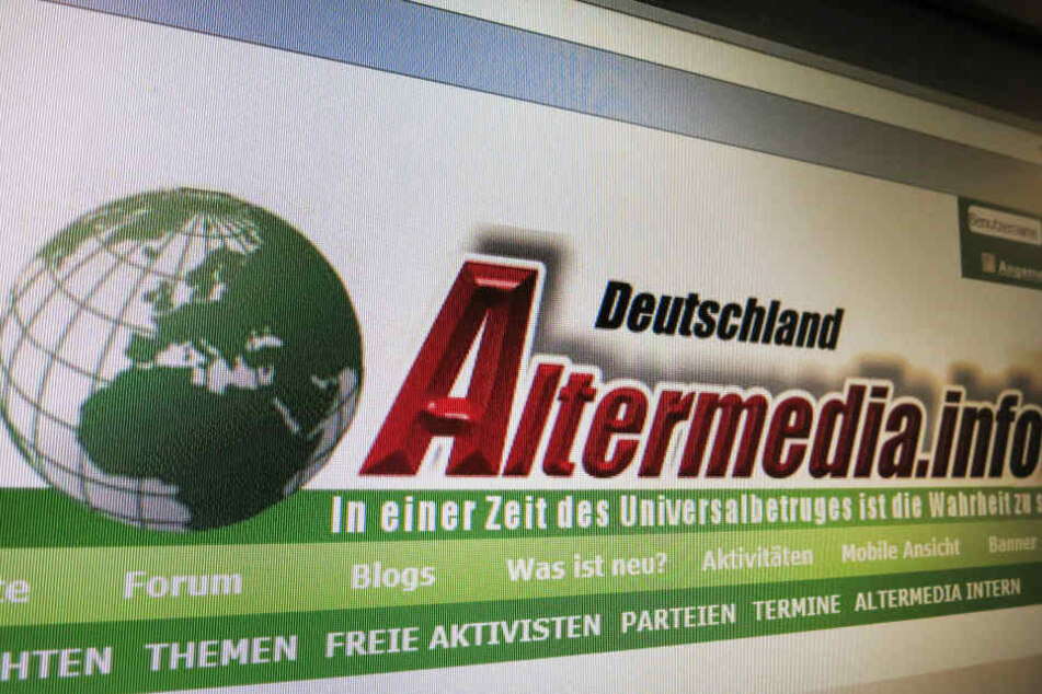 Die Aufnahme zeigt die Startseite des mittlerweile verbotenen rechtsextremen Internetportals «Altermedia» auf einem Monitor in Berlin. (Archivbild)