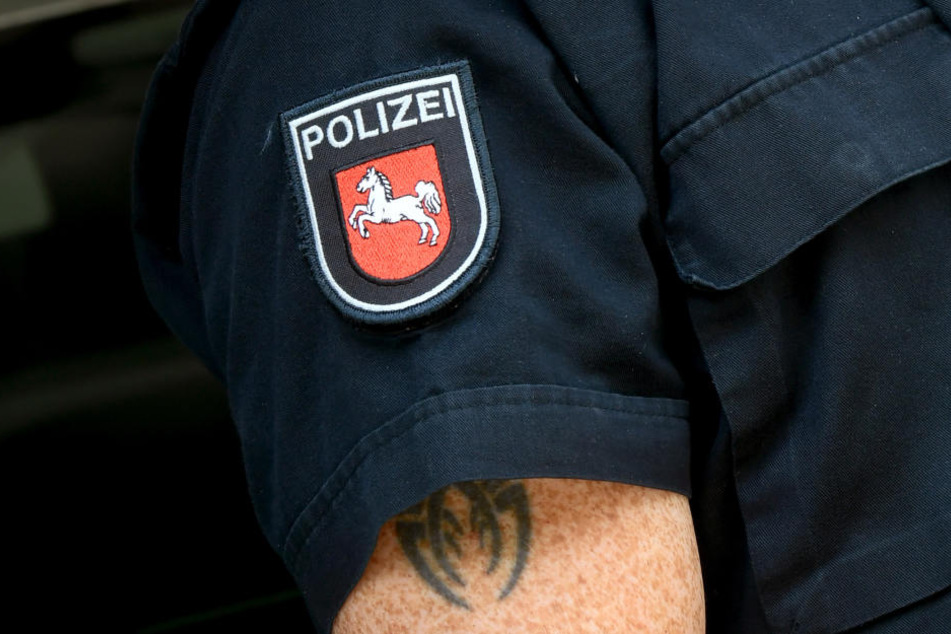 In der Regel sollen Tätowierungen an den Armen durch langärmelige Hemden möglichst verdeckt werden (Symbolbild).