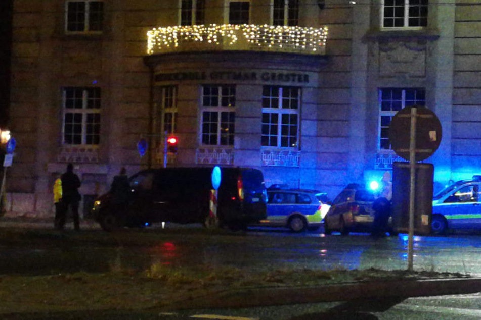 An der Straßenbahn-Haltestelle "Neues Rathaus" geschah das Unglück: Ein Auto übersah zwei Passanten und kollidierte mit diesen.
