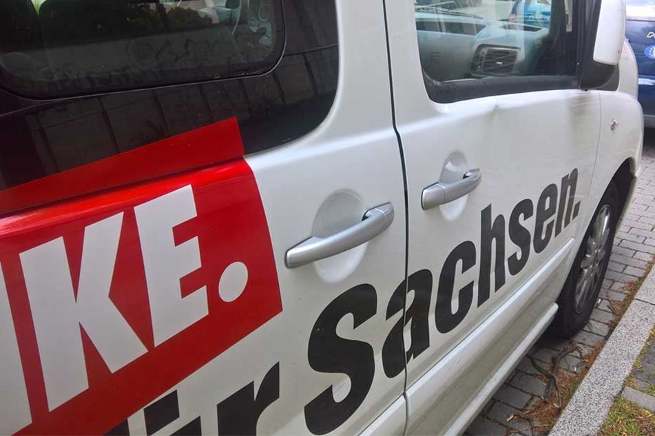Der Bus der Politiker wurde von einem der Männer beschädigt.