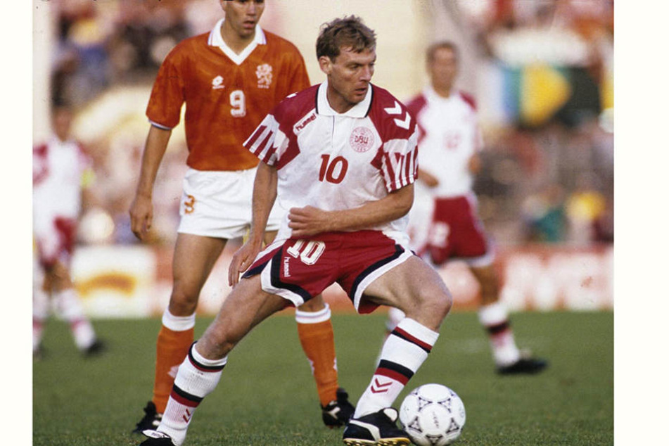 Lars Elstrup in einem Spiel gegen die Niederlande. Er machte 34 Länderspiele, in denen er 13 Tore schoss.