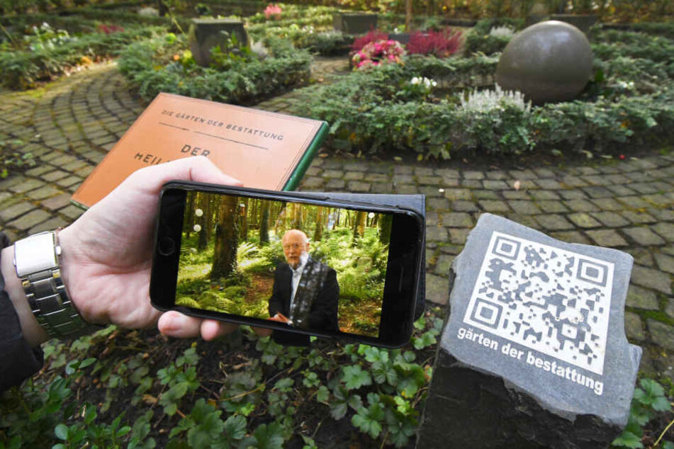 Auf dem Friedhof erklären mit dem Mobiltelefon lesbare QR Codes die Grabstätten und Anlagen.