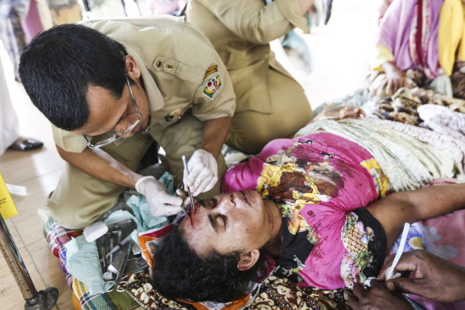 Bei einem für die Region eher leichten Erdbeben sind in der indonesischen Provinz Aceh mindestens 90 Menschen ums Leben gekommen.
