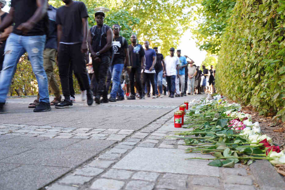Rund eine Woche nach den tödlichen Messerstichen gab es einen Trauermarsch für den getöteten Arzt. Dieser begann an einer Asylunterkunft, rund 130 Menschen nahmen teil.