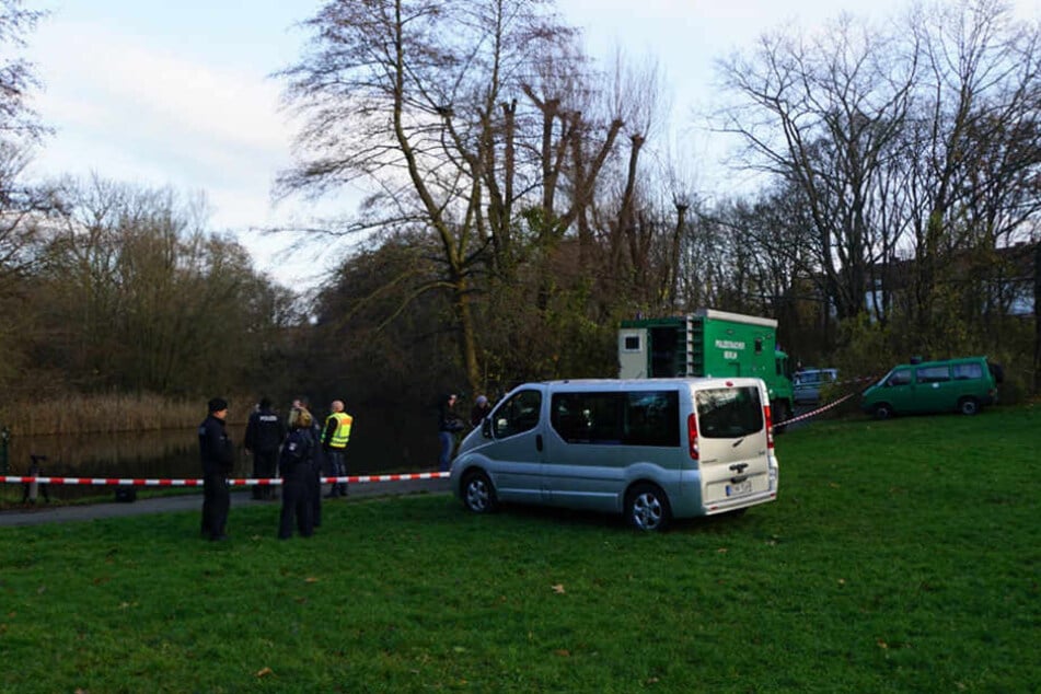 In der Fulhamer Allee in Britz sperrte die Polizei das Gewässer ab.