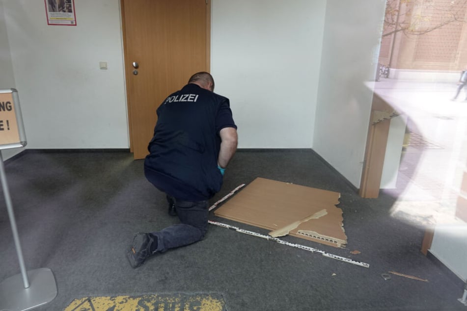 Die Einbrecher verwüsteten das Büro.