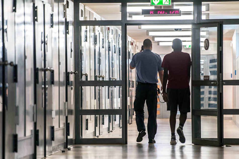 In NRW laufen viele Straftäter trotz Haftbefehls frei rum.