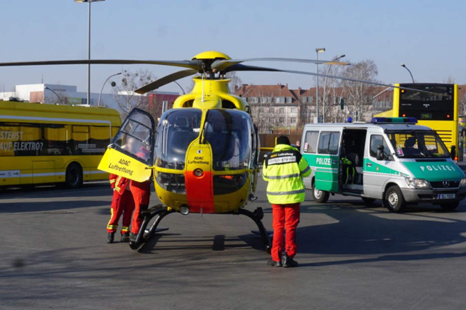 Die Crew lädt nach dem Unfall den Rettungshubschrauber aus.