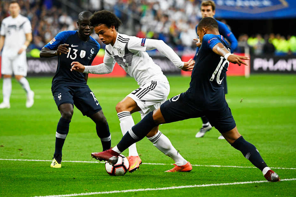 Deutschlands Leroy Sané (M.)machte ein auffälliges Spiel, traf aber oft auch die falsche Entscheidung. Hier setzt er sich allerdings gegen die Franzosen N'golo Kante (l.) und Kylian Mbappé (r.) durch.