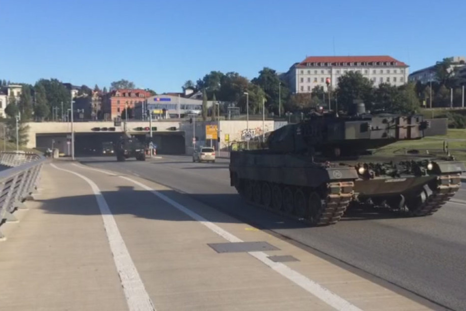 Eine Militärkolonne mit schweren Panzern rollte am Sonntagmorgen über die Waldschlößchenbrücke.