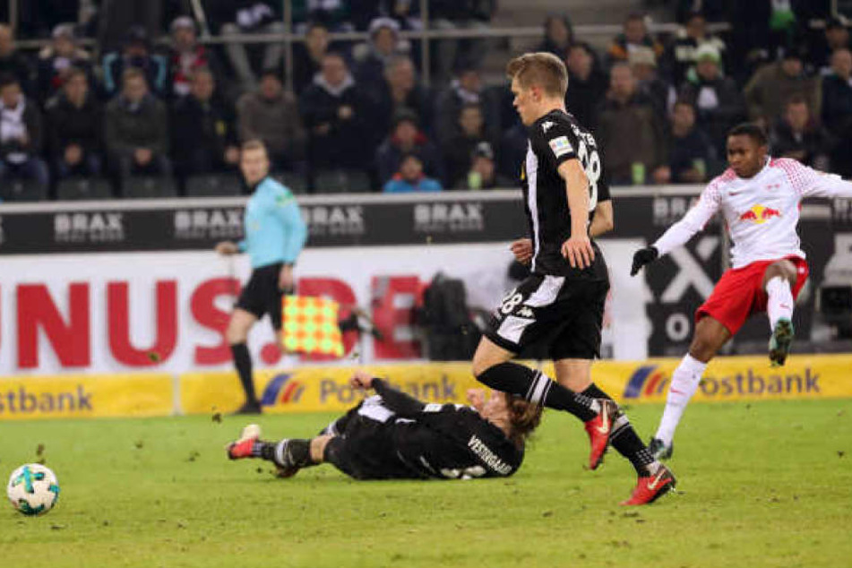 Ademola Lookman, erst wenige Tage zuvor vom FC Everton gekommen, avancierte mit diesem Schuss und dem Tor zum 1:0 in Gladbach zum Matchwinner.
