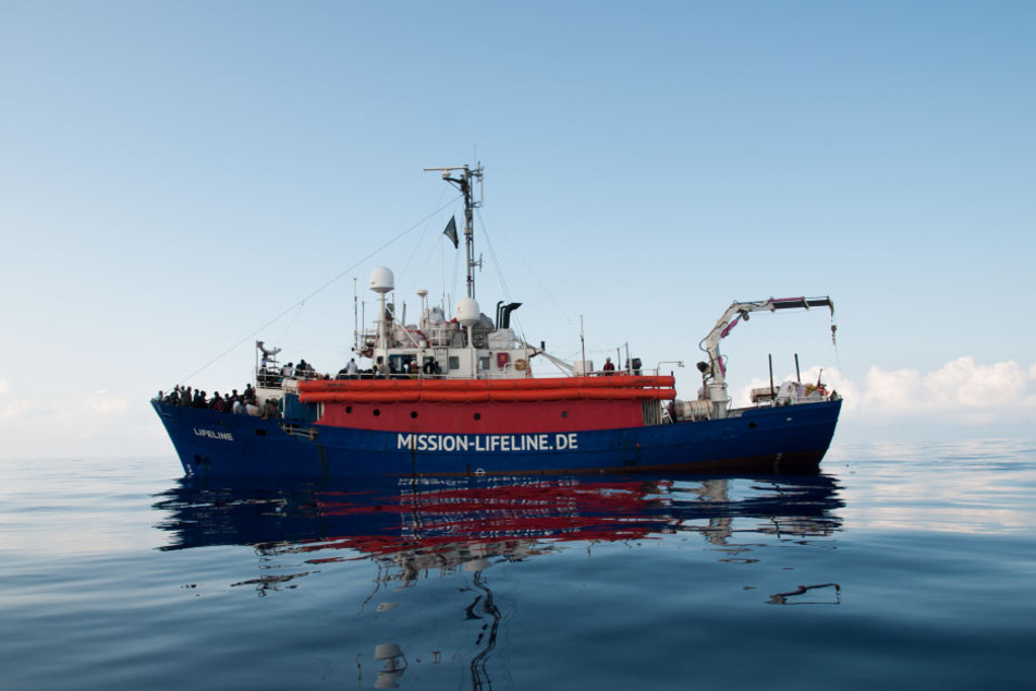 Flüchtlinge stehen am Bug des Rettungsschiffes Lifeline der deutschen Hilfsorganisation Mission Lifeline.