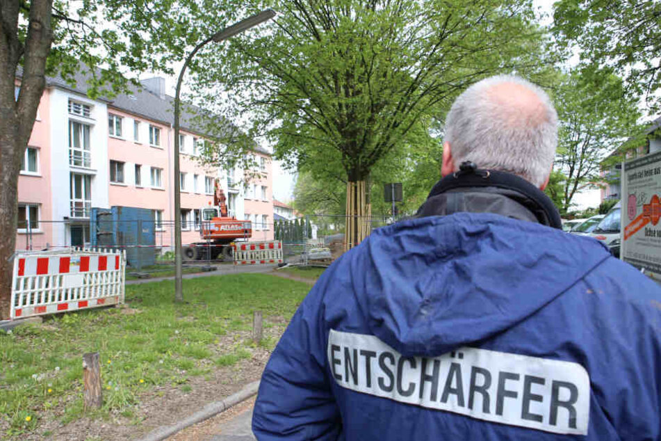 Der Entschärfer vom Kampfmittelraumdienst betrachtet die Baustelle.