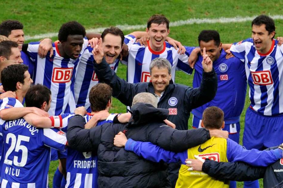 Tanzte auch nach dem Heimsieg gegen Leverkusen: Lucien Favre performte im Kreise seiner Spieler.